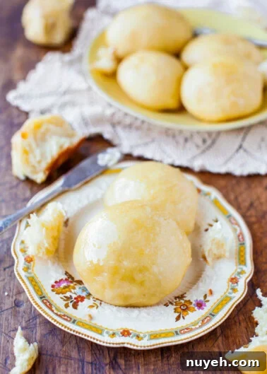 A plate of honey-glazed buns.