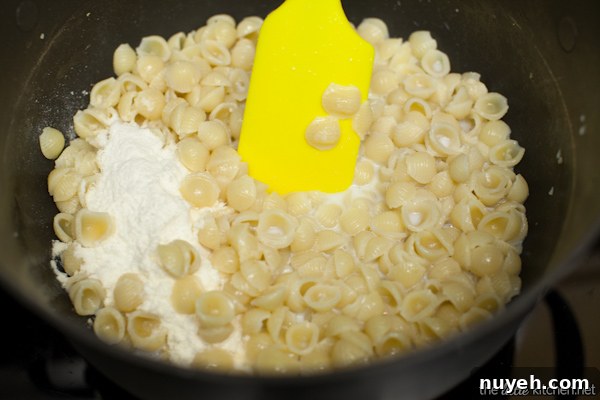 Creamy mac and cheese with cauliflower