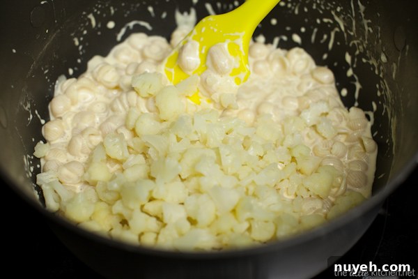 Preparing mac and cheese for baking