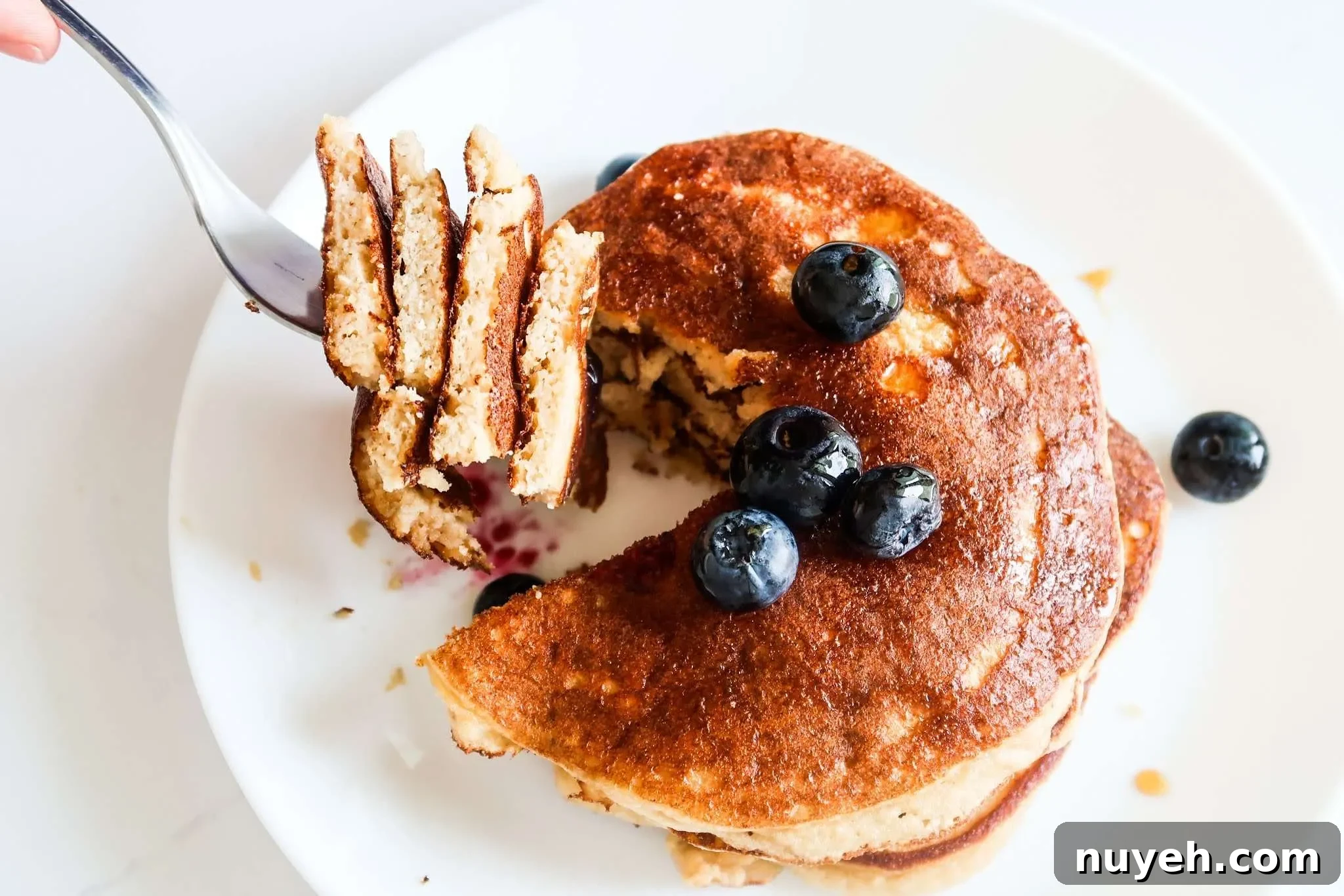 This paleo almond flour pancake recipe is super quick and easy and the result is a stack of fluffy and super delicious gluten free pancakes for one! Perfect healthy breakfast idea for any day of the week because these are ready in 10 minutes!