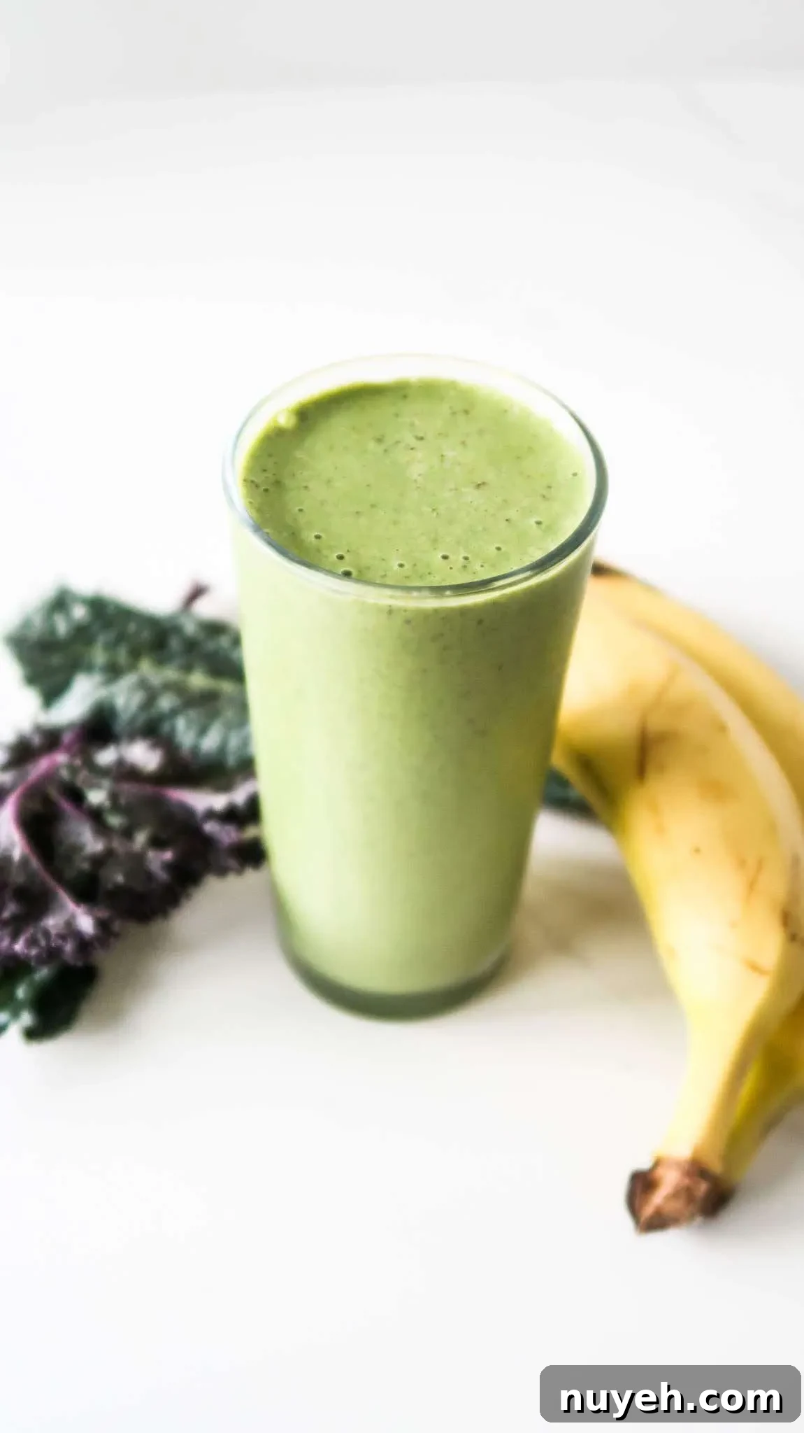 Easy green breakfast smoothie recipe - 3 ingredients and 5 minutes to make this delicious green smoothie for breakfast in the morning! Perfect for a post- or pre-workout snack as well!