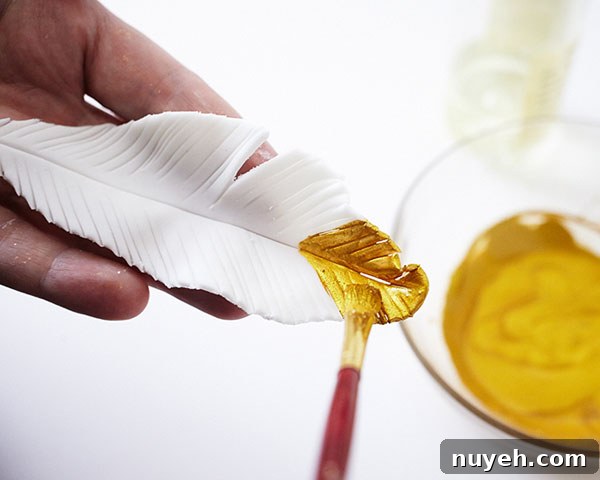 How to Make Cupcakes with Edible Gold Feathers 10 DIY Gold Feather Cupcakes | a cake tutorial by Cakegirls for TheCakeBlog.com