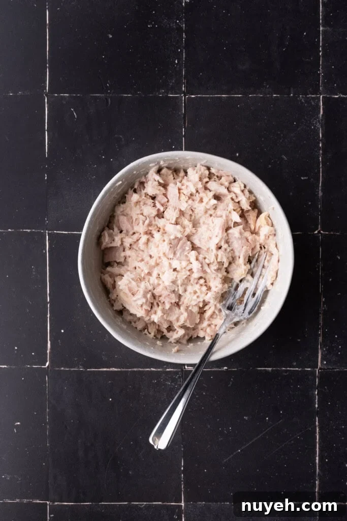 4-Ingredient Canned Tuna and Pesto Pasta Salad 6 Canned tuna mashed and mixed with mayonnaise to make a simple tuna salad.